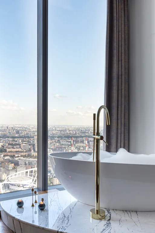 Роскошный апартамент на 81 этаже с ванной у окна и великолепным видом