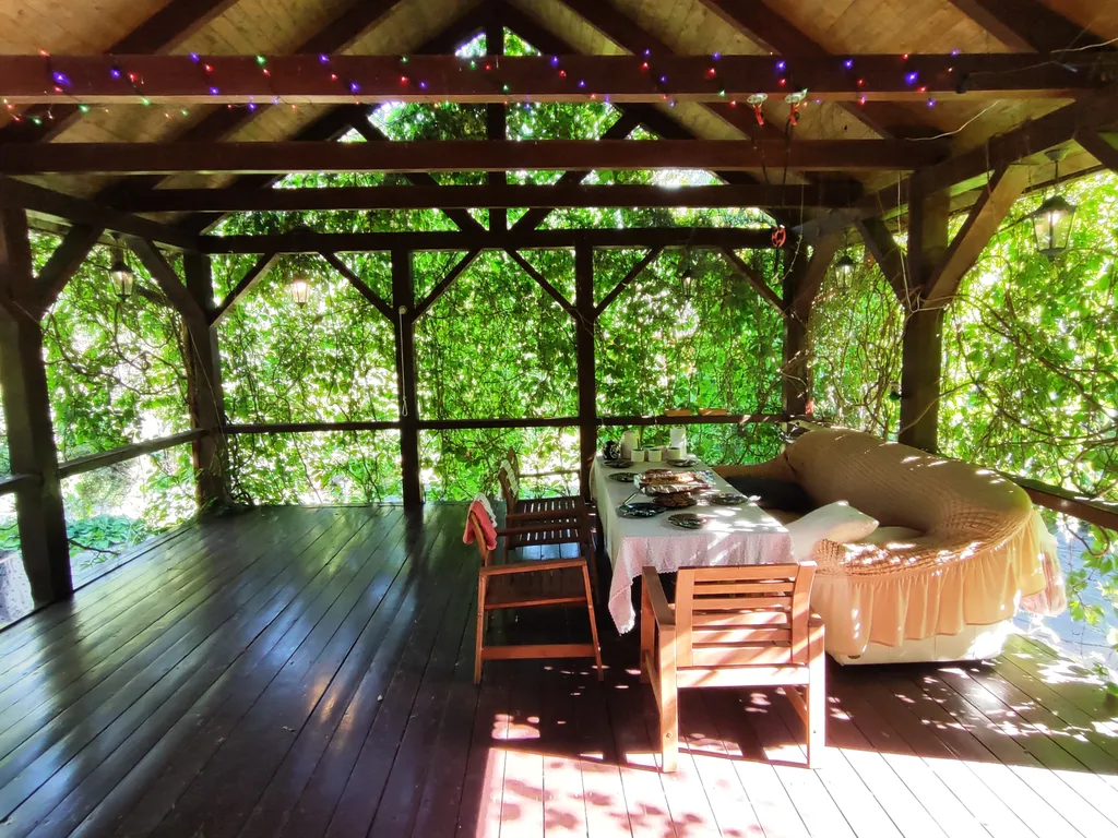 Уединённый хутор в лесу у реки с баней и камином