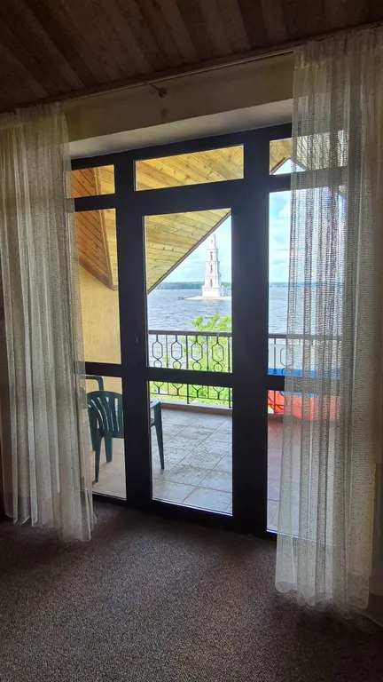 Дом на берегу волги, с видом на затопленную колокольню