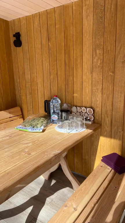 Gray дом в стиле барнхаус с видом на лес