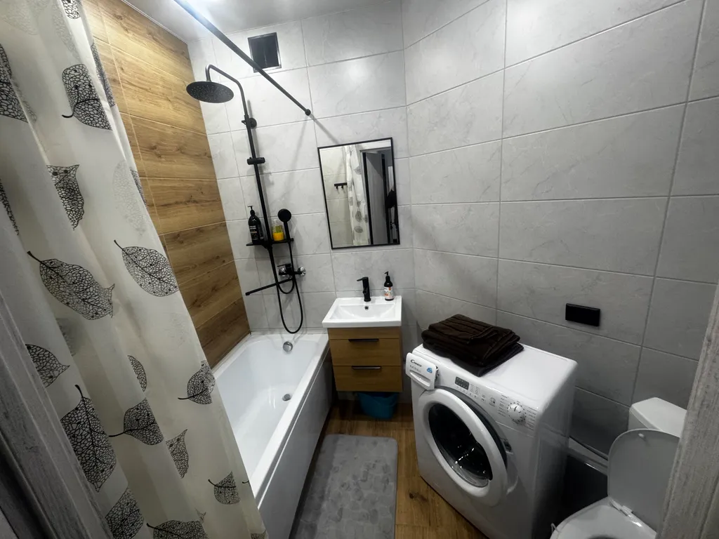 Большая Уютная 1-комнатная квартира,своя парковка,рядом магазин,центр