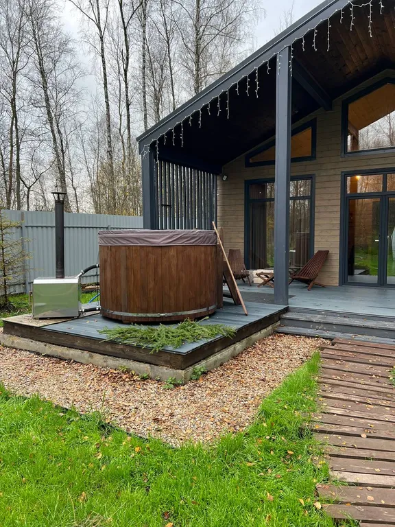 Дом в стиле барнхаус с японской купелью фурако на террасе