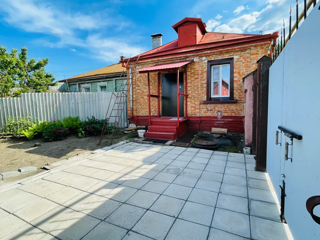 Дом с парковкой во дворе