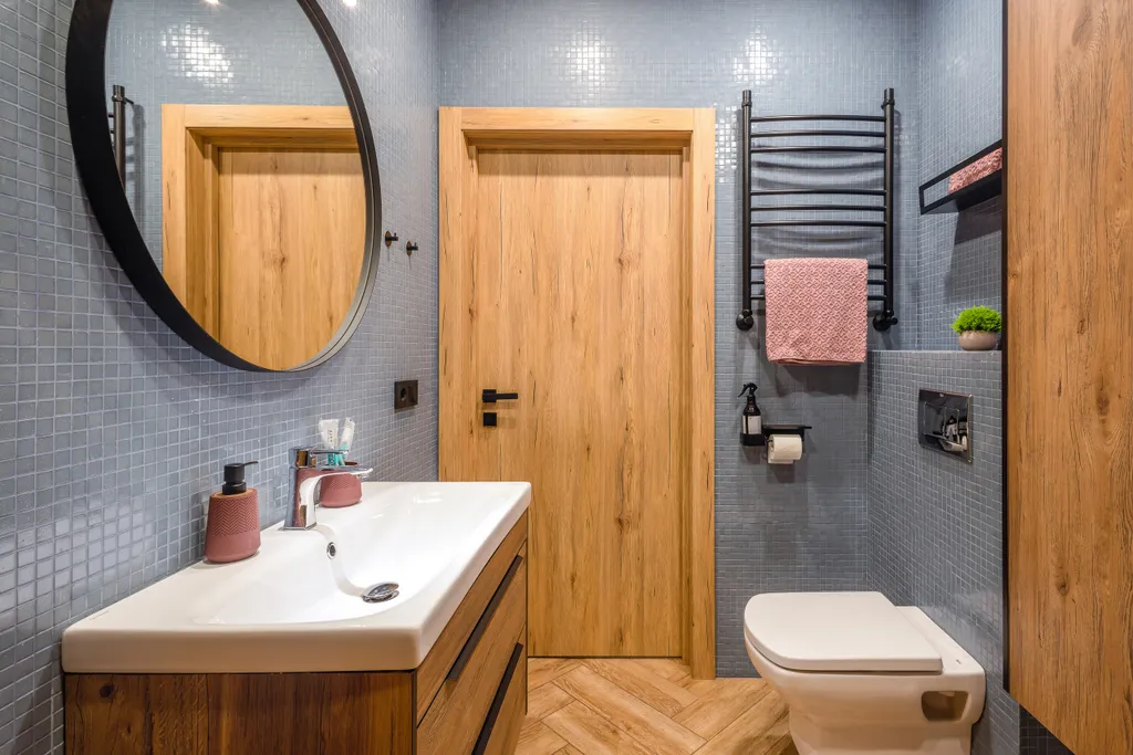 Дом у сквера в центре Поляны