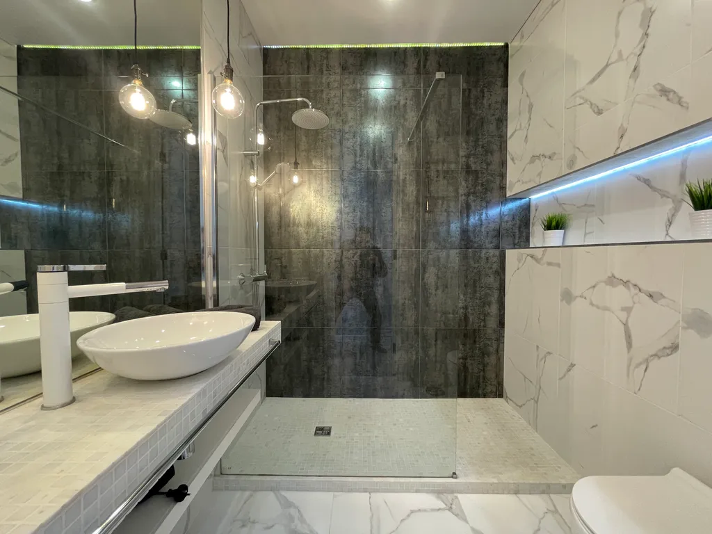 Красивая однокомнатная квартира с балконом на первой линии у моря