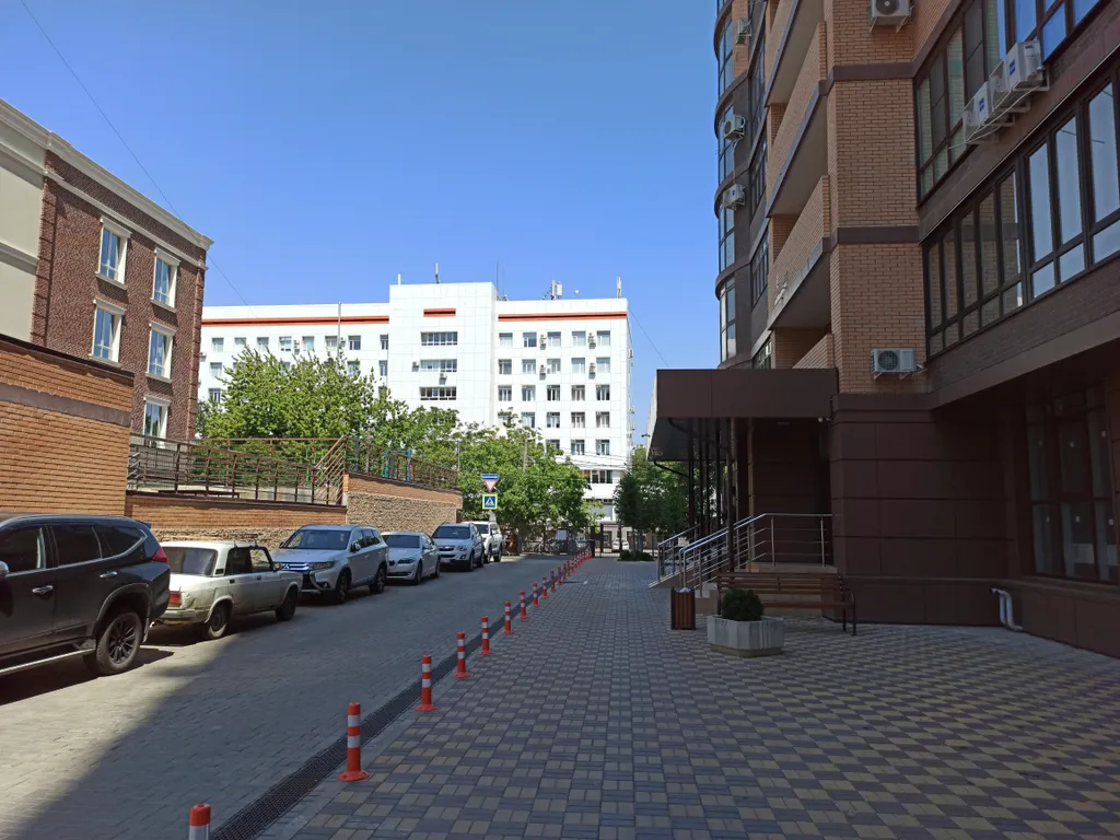 Рядом с детской краевой больницей