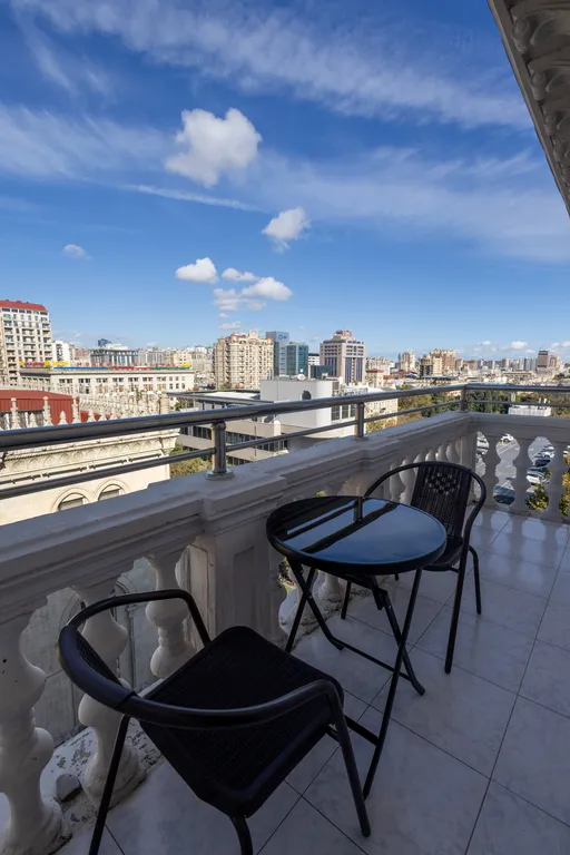 Апартаменты с видом на торговую улицу