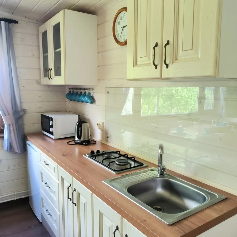 Дом на скале с видом на озеро