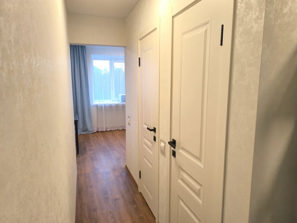 Светлая квартира с просторной кухней недалеко от центра