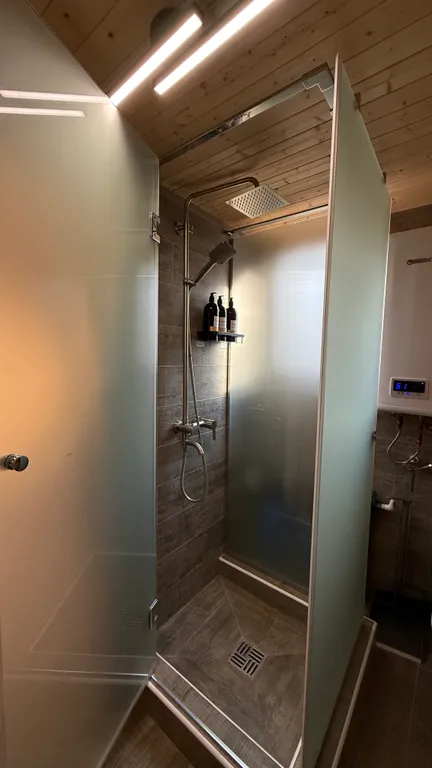 Уютный дом в лесу у озера вблизи от города