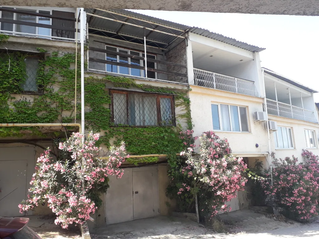 Коттедж с гаражом и двориком