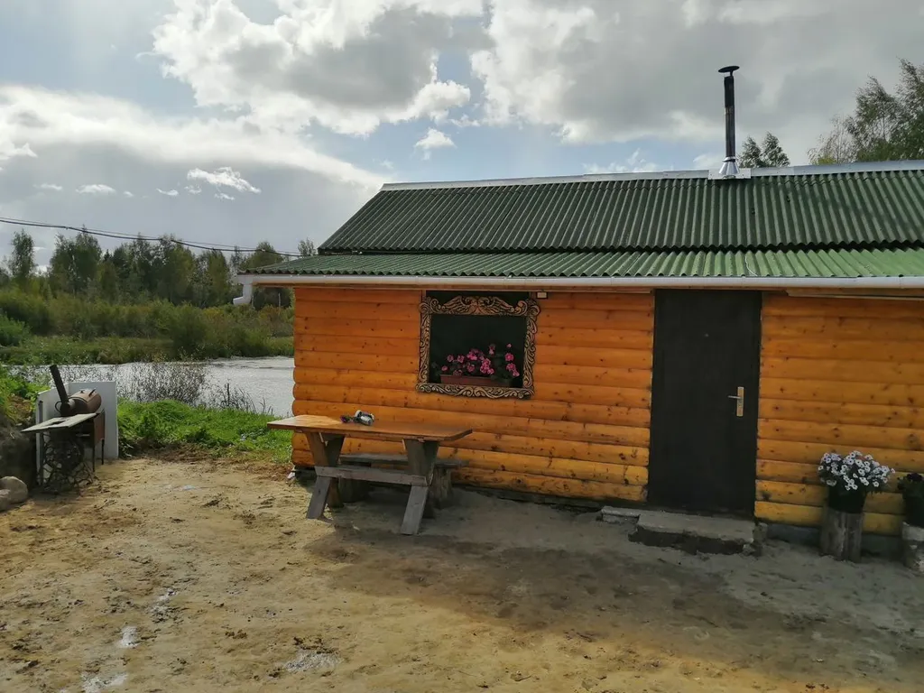 Дом баня на берегу водоема