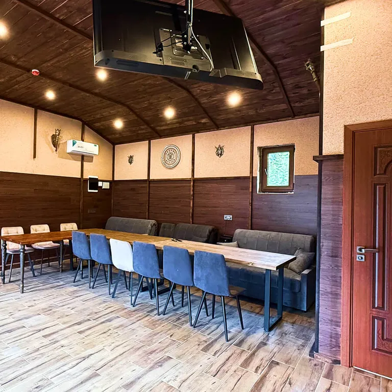 Большая студия с камином и русской печкой