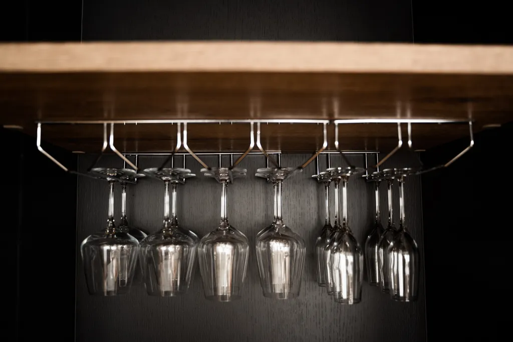 Новый стильный дом с зоной SPA, камином и красивым садом у леса