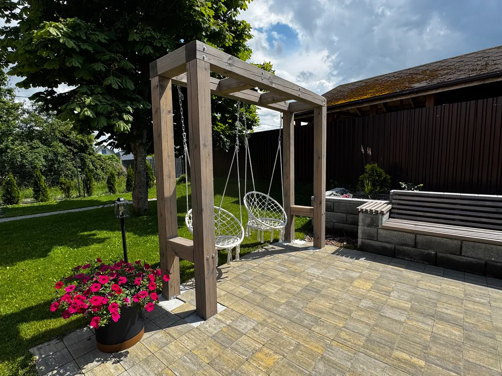 Дом на берегу озера и моря