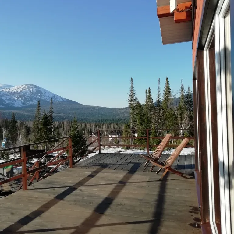 Дом из кедра, с видом на горы