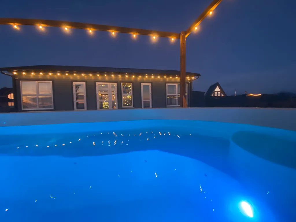 Коттедж Отдельный дом со своей территорией, с баней, с мини бассейном — аренда посуточно в Ленино