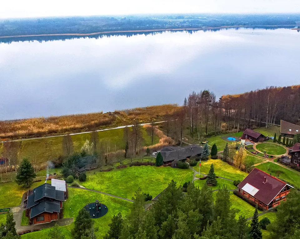 Коттедж в лесу с видом на озеро