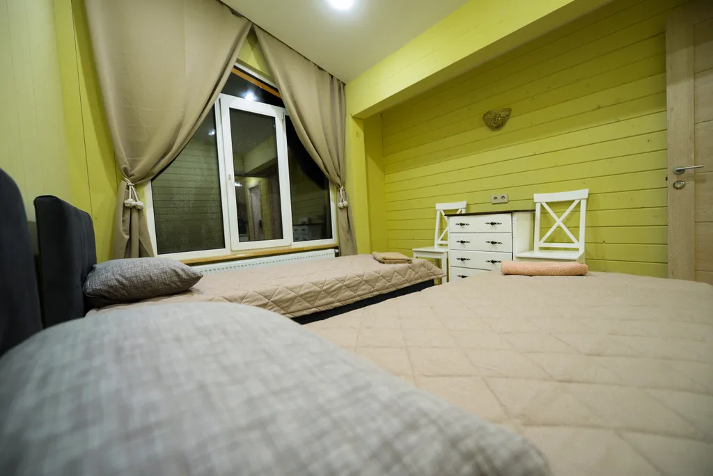 Большой коттедж на берегу из двух частей