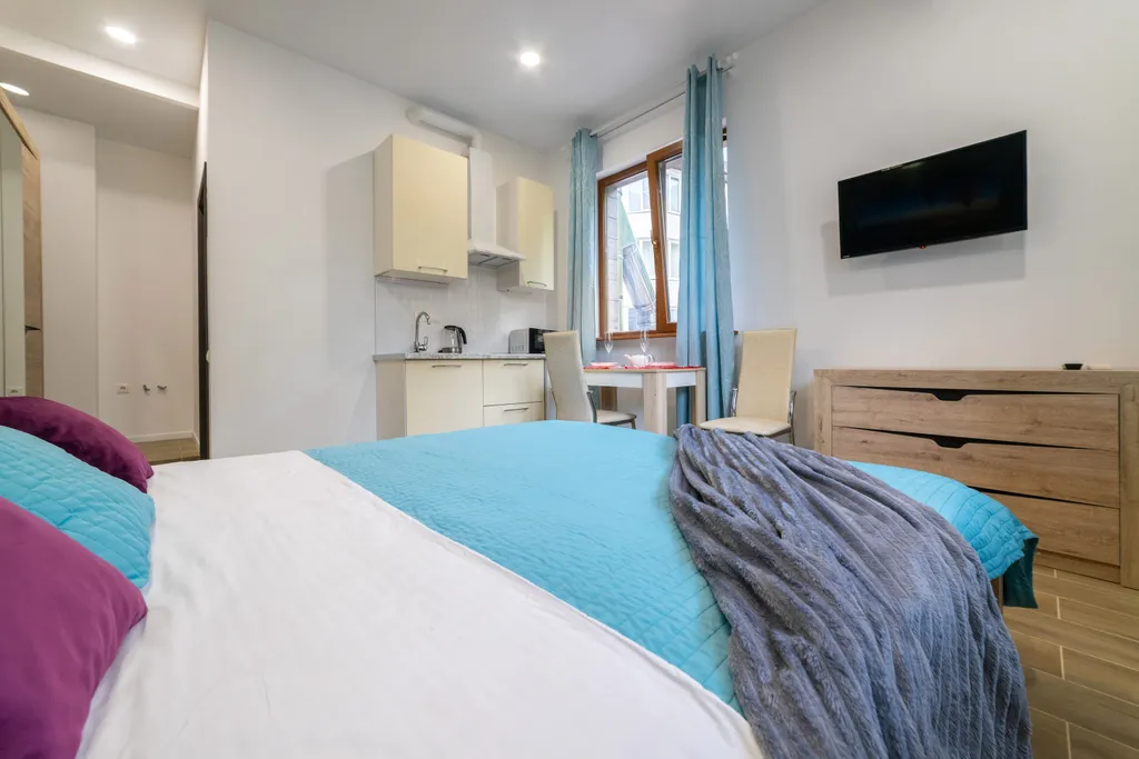 Светлая студия с 2 окнами и видом на горы