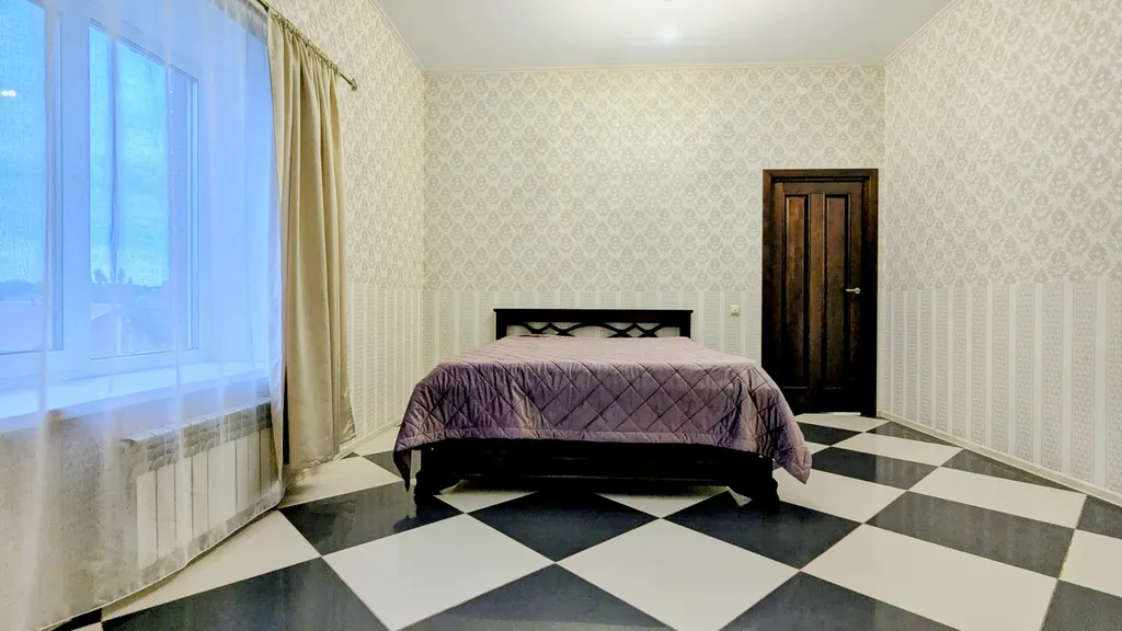 Дом с большой и крытой беседкой и с сауной