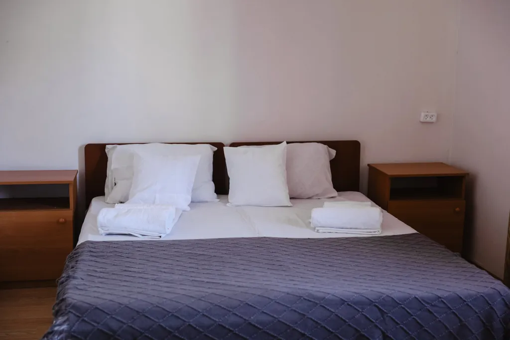 Двухместный номер с 2 отдельными кроватями эконом и общим санузлом