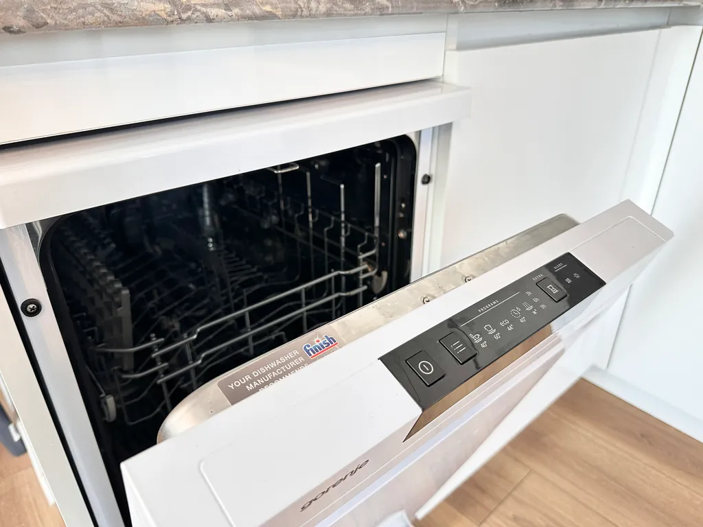 2-комнатный апартамент в ЖК White Sails с бассейном и парковкой