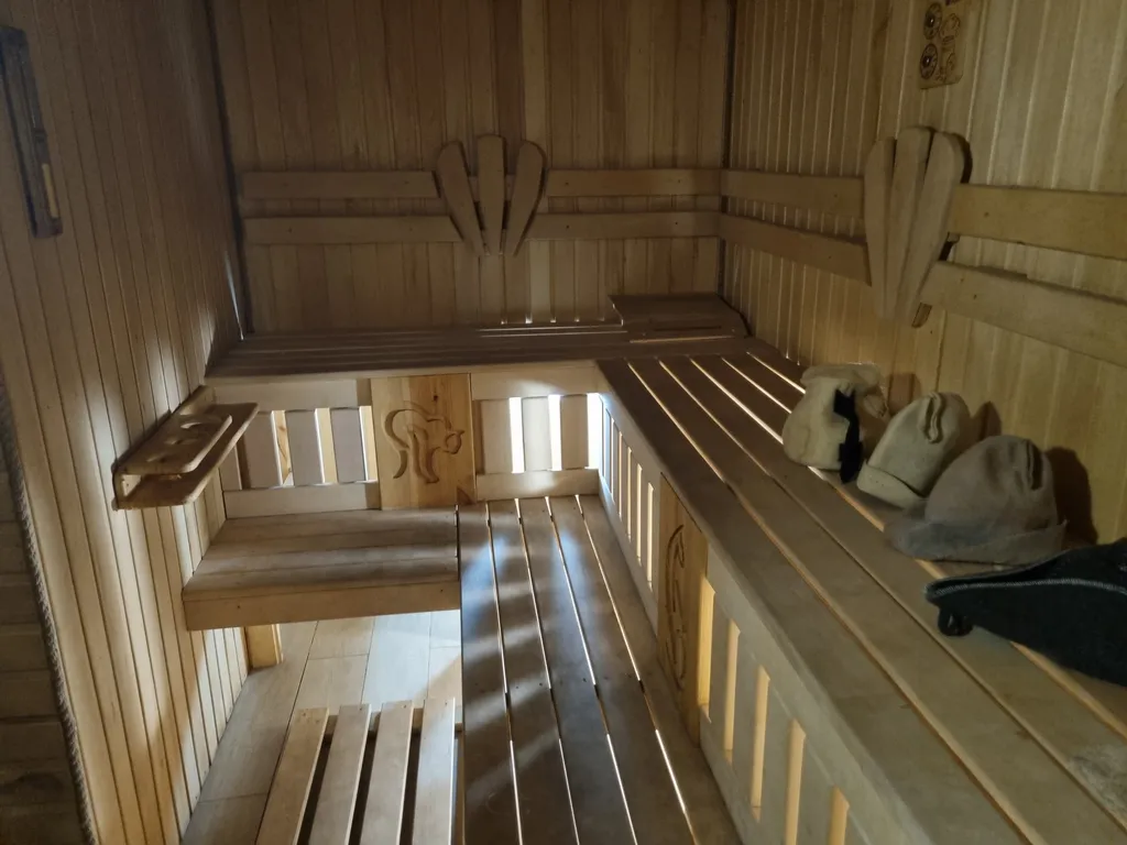 Уютный дом на берегу реки