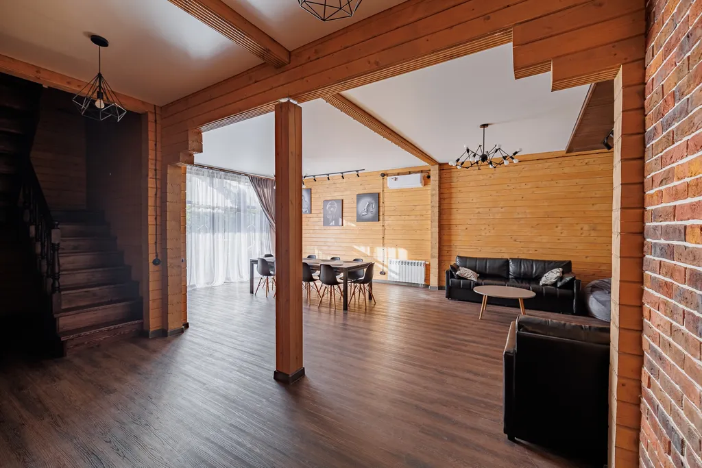 Большой дом в вековом лесу