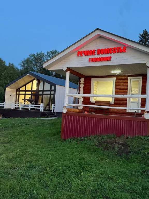 Новый дом в стиле барн Хаус на берегу реки