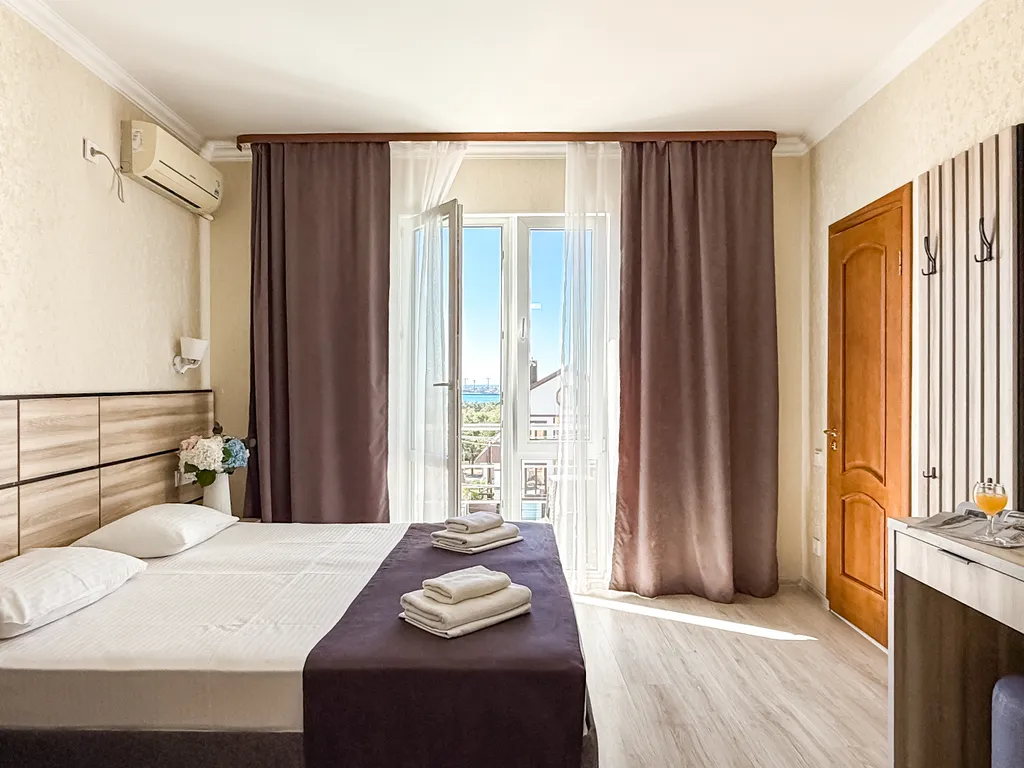 Трёхместный номер с балконом, завтрак, подогрев бассейн, 10 минут море