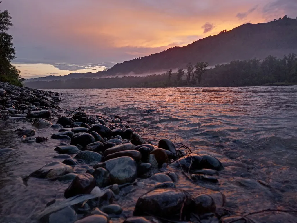 Зелёный дом на берегу Катуни с видом на реку и горы