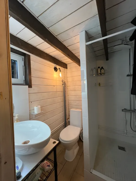 Коттедж Уютный домик с камином и кедровой бочкой на берегу озера — Лобня