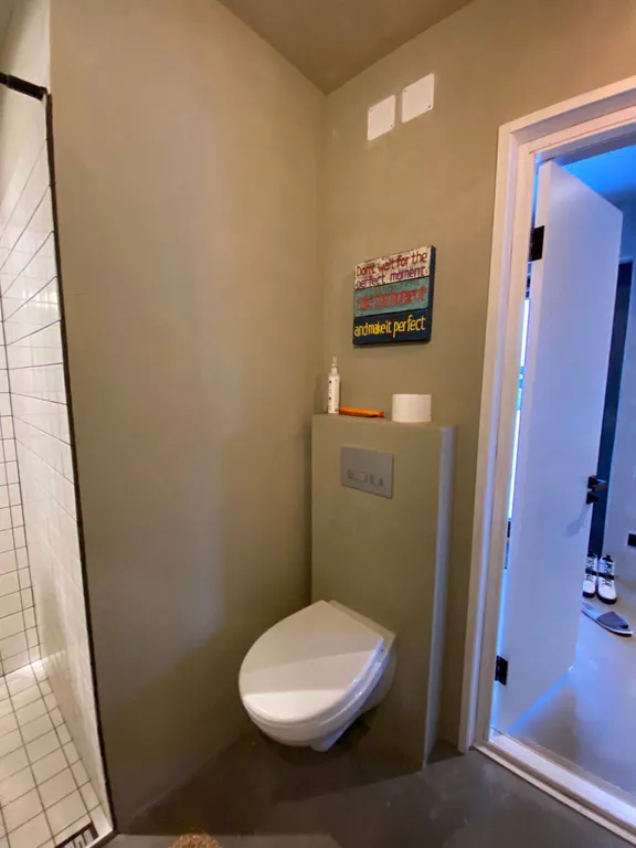 Дом у реки с видом на лес