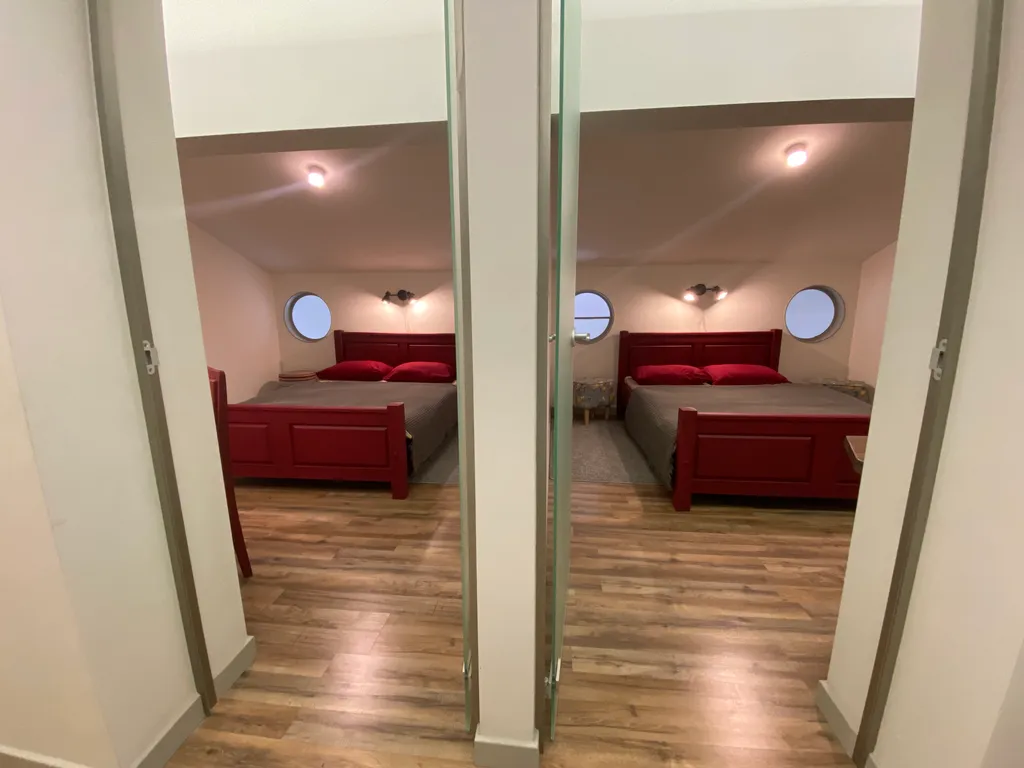 Двухуровневая квартира на набережной для большой компании