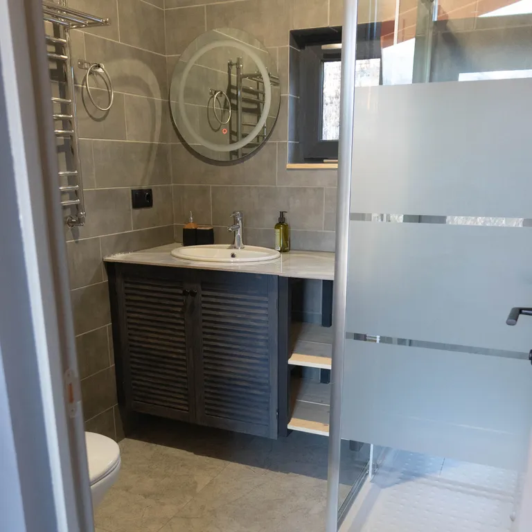 Домик на поляне любви в горах