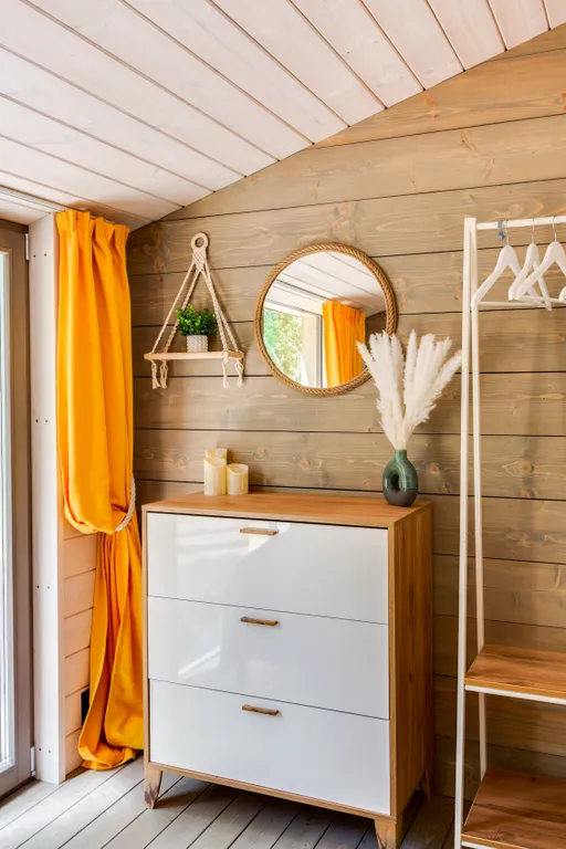 Дом с баней и чаном у воды и леса бохо