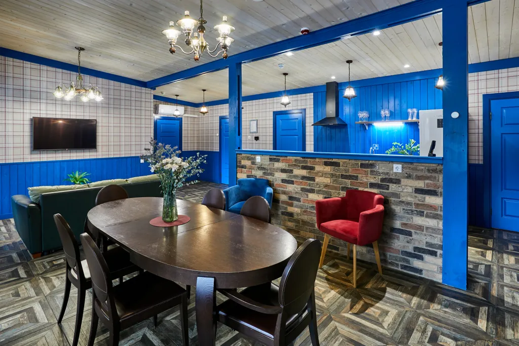 Большой коттедж с 5 спальнями, камином и террасой, Василек