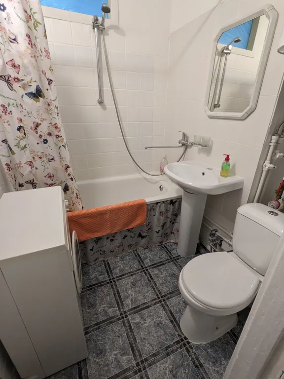 Двушка с косметическим ремонтом и новой мебелью рядом с парком Победы