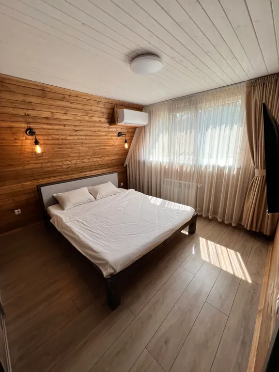 А-фрейм с бассейном и видом на озеро