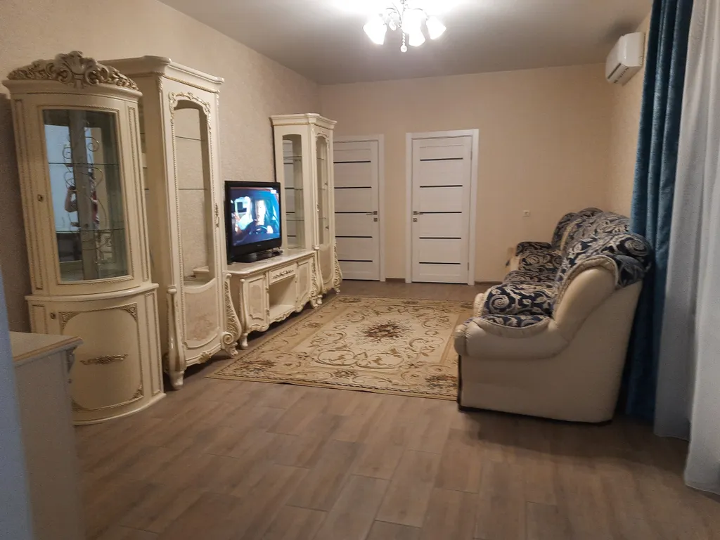 Квартира Большая и современная квартира с балконом — Цемдолина