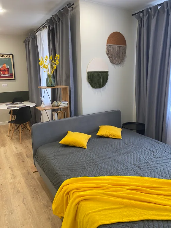 Просторная квартира студия для проведения романтических вечеринок