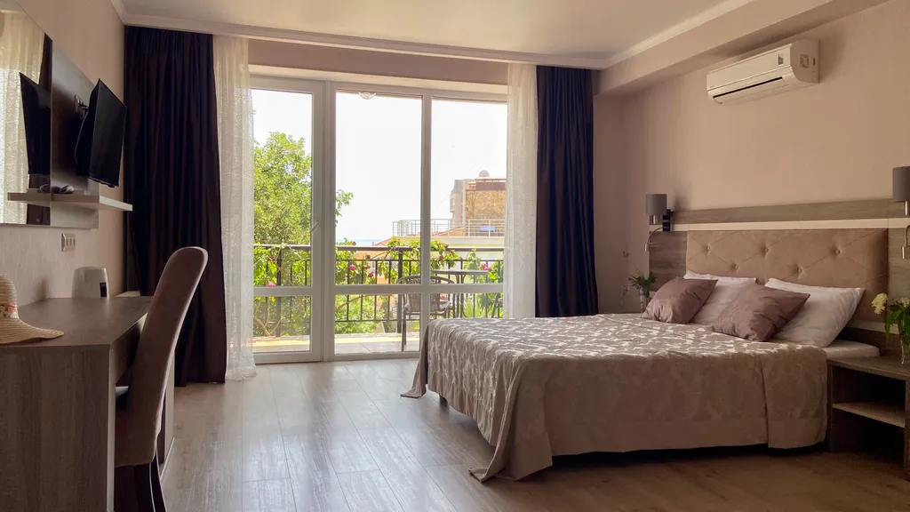 Квартира Полулюкс с балконом и видом на море — аренда посуточно в Алушта