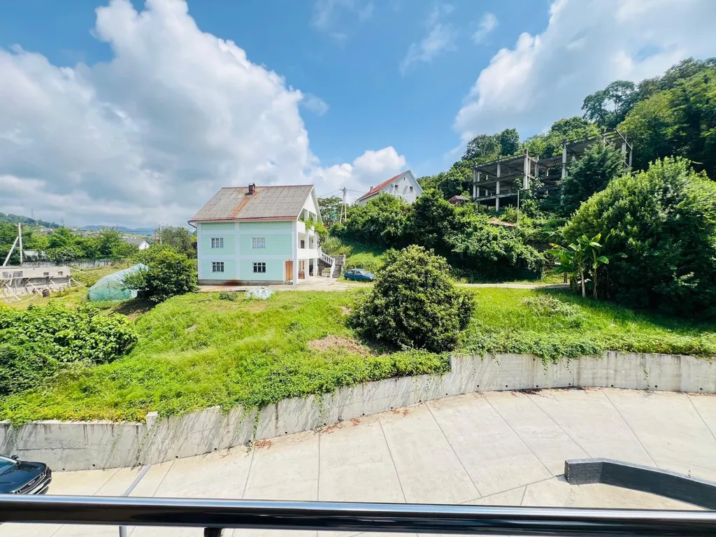 Студия с балконом и бассейном на территории