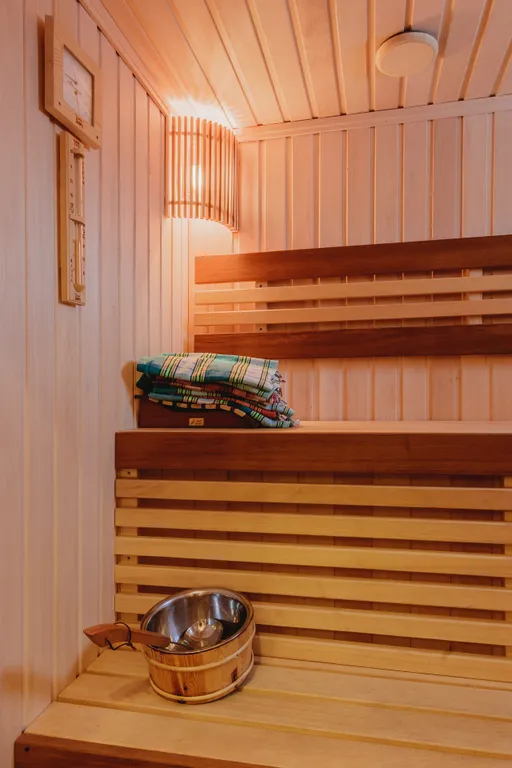 Коттедж с 4 спальнями, сауной и камином