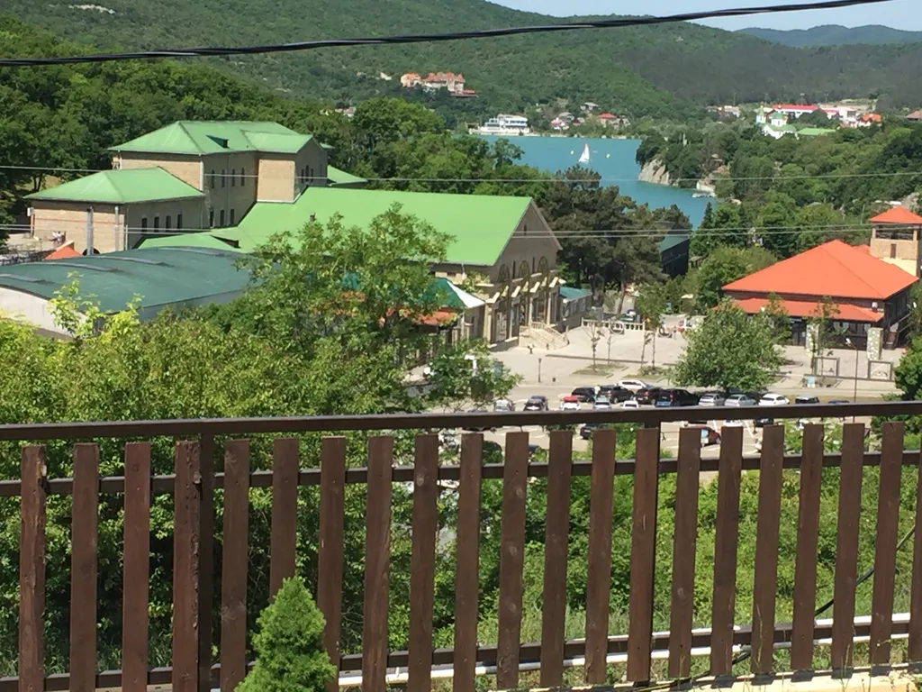 Вилла с бассейном и видом на озеро