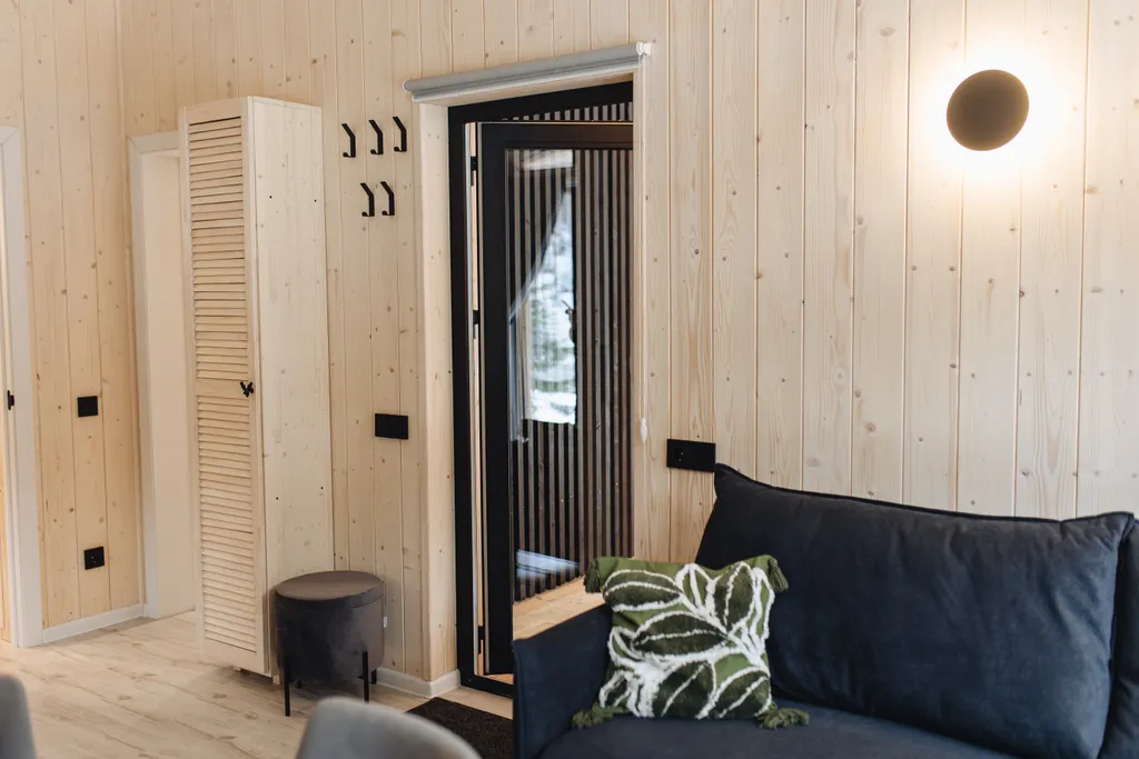 Домик в лесу с панорамными окнами