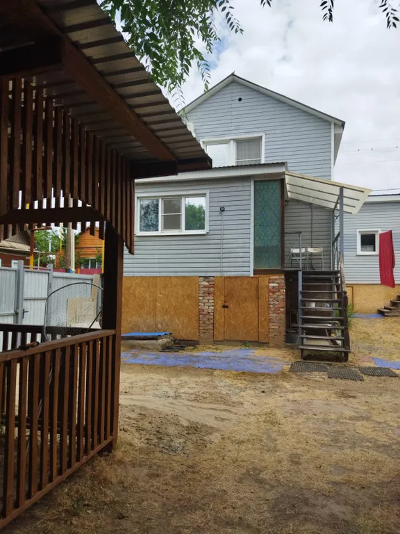 Благоустроенный дом на берегу реки Ахтуба