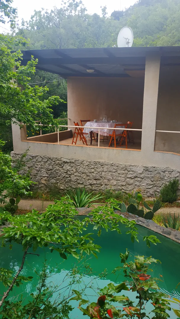 Вид снаружи через бассейн на веранду
