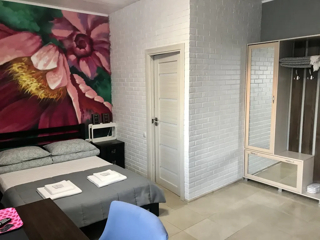 Трехместный номер, с двуспальной кроватью и односпальной, вид во двор